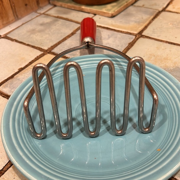 Vintage potato masher with red handle - Picture 2 of 7